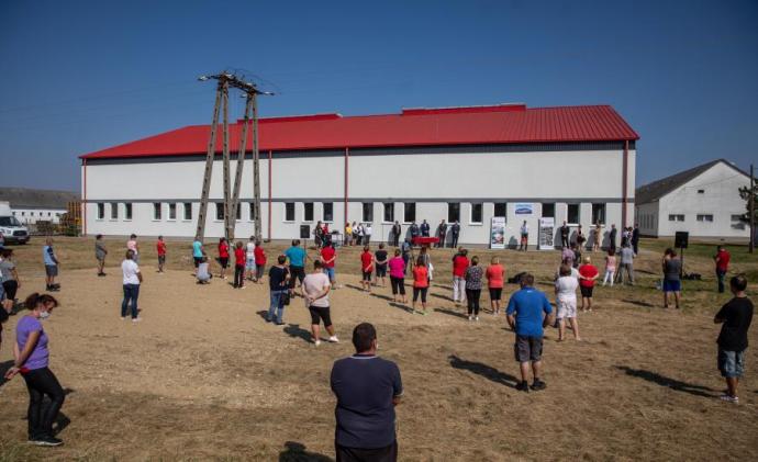 Résztvevők a műszaki textilárugyártással foglalkozó Mamutec Hungary Kft. gyártó- és raktárcsarnokának alapkőletételén