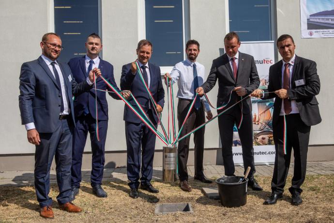 Medve Norbert (b) és Csipai Béla (j), a Mamutec Hungary Kft. cégvezetői, valamint Rákóczi Attila, a Békés Megyei Kormányhivatal főigazgatója (b2), Dankó Béla fideszes országgyűlési képviselő (b3), Magyar Levente, a Külgazdasági és Külügyminisztérium parlamenti államtitkára (j3) és Toldi Balázs polgármester (j2) a műszaki textilárugyártással foglalkozó cég gyártó- és raktárcsarnokának alapkőletételén