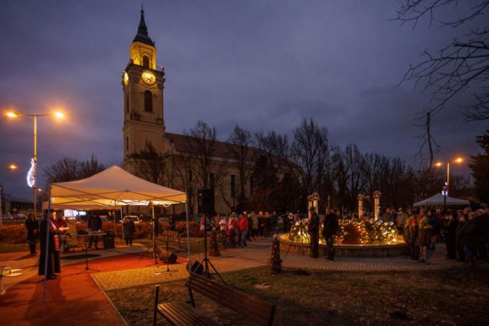 Mind a négy gyertya ég az adventi koszorún