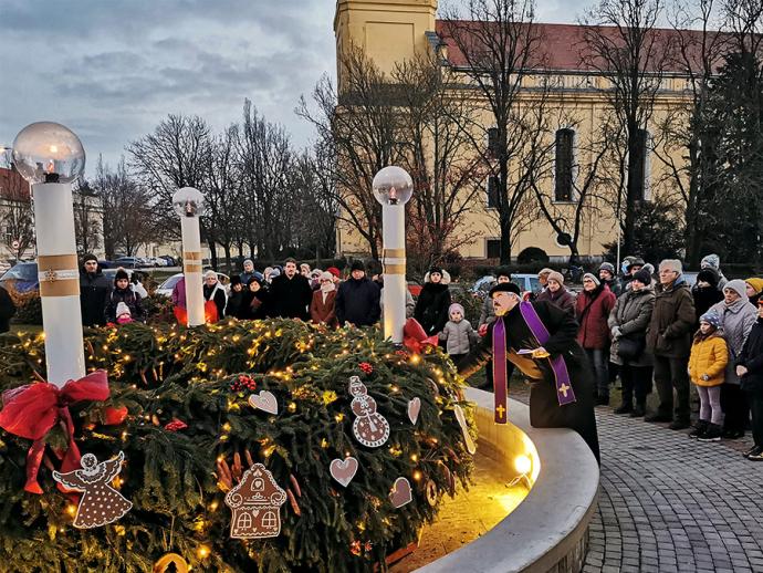 Adventi gyertyagyújtás Gyomaendrőd főterén - Gyomaendrődön is meggyújtották a negyedik gyertyát