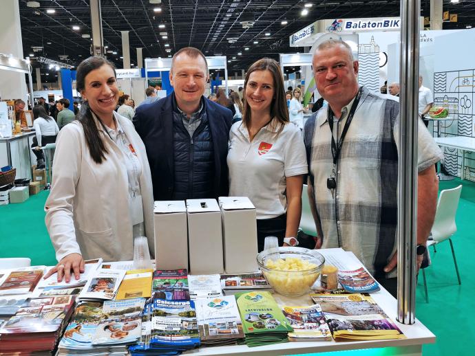 A gyomaendrődi Tourinform iroda munkatársai, Szújó Zoltán és a Csicsergő Vízitúra Megállóhely vezetője, Utazás+ kiállítás - Hungexpo 2024