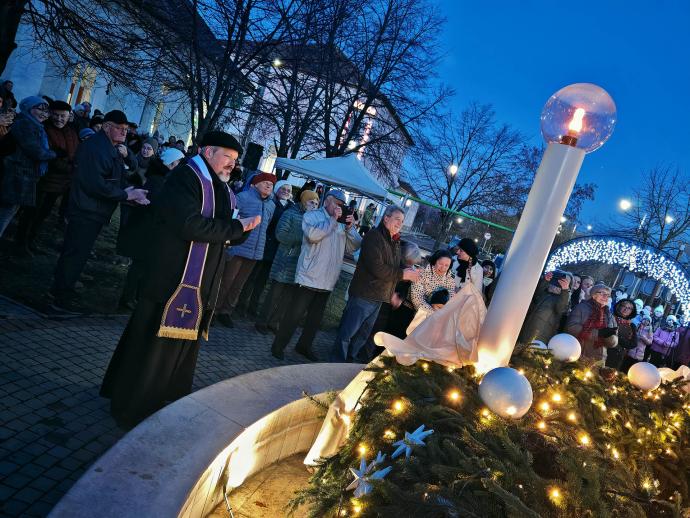 Mind a négy gyertya ég az adventi koszorún
