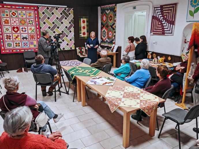 Hagyomány és modernitás egy helyen - „Körös-Körül Folt” Hímző és Foltvarró Kör kiállítása
