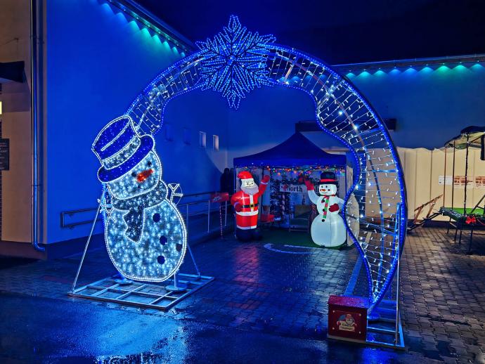 Mind a négy gyertya ég az adventi koszorún