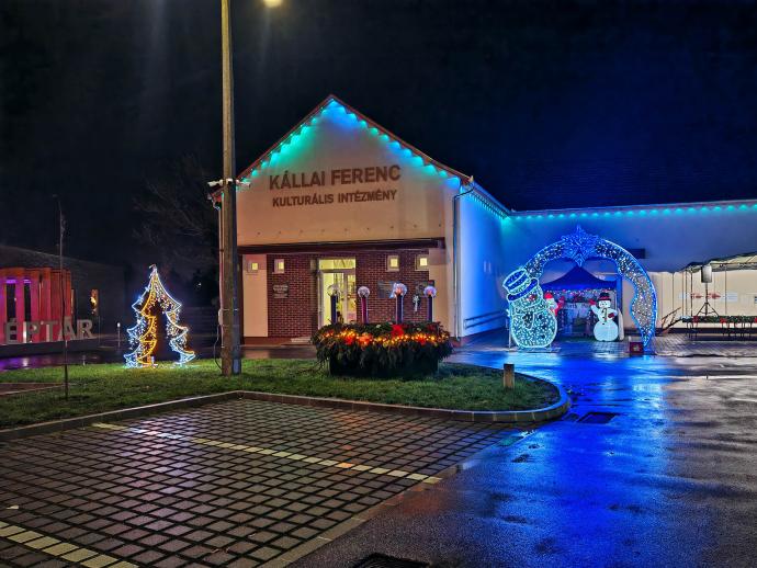 Mind a négy gyertya ég az adventi koszorún