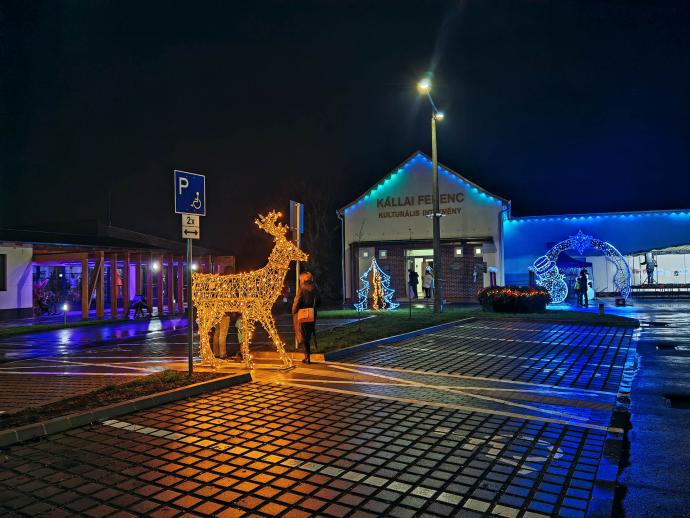 Mind a négy gyertya ég az adventi koszorún