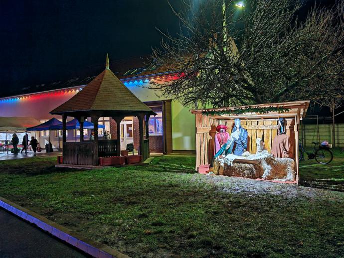 Mind a négy gyertya ég az adventi koszorún