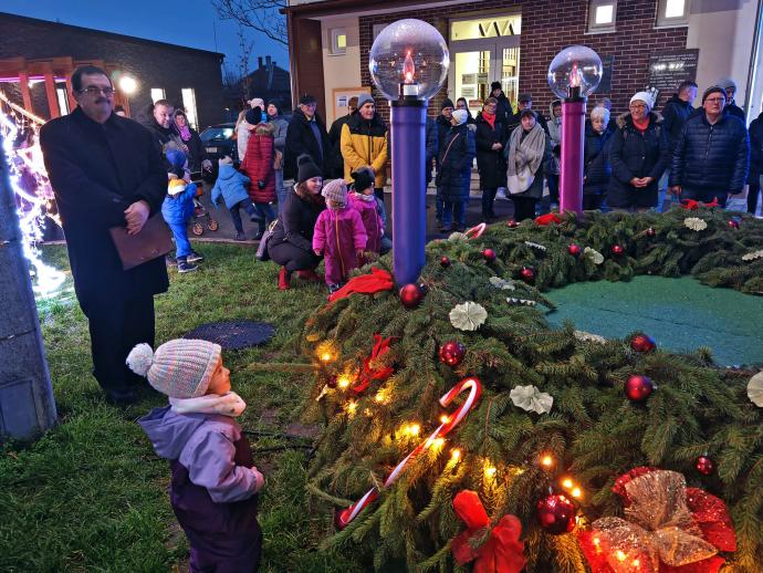 Mind a négy gyertya ég az adventi koszorún