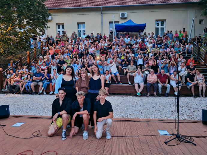 Zsúfolásig megtelt a Víziszínpad a Körösparti esték első rendezvényén