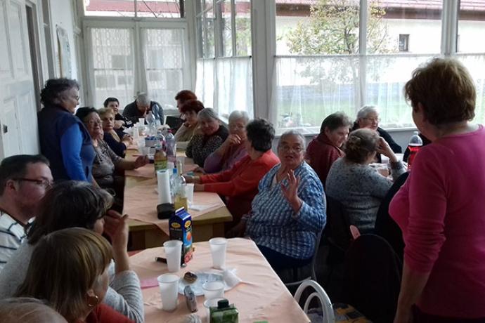 Novemberben disznót vágtunk. Ebéd. A húst a csontos húst és szalonnát egyesületünk rászoruló tagjai kapták