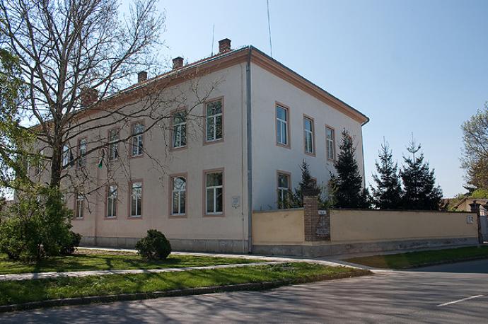 Kis Bálint Általános Iskola (Fő út) Kis Bálint Általános Iskola (Fő út)