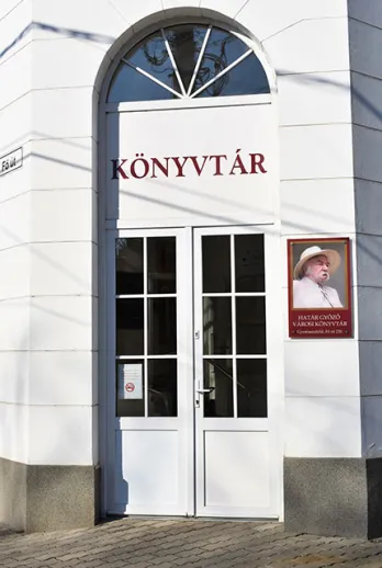 Határ Győző Városi Könyvtár, bejárati ajtó