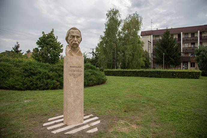 Győző Határ Sculpture