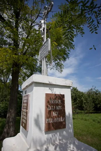 II. Szőlőskerti Kisperesi Csáki Iskola emlékműve