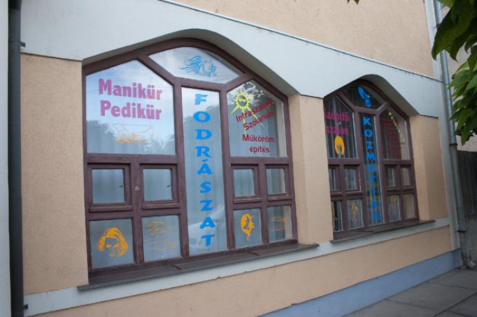 Fő úti kozmetika, szolárium (Köszl Mónika)