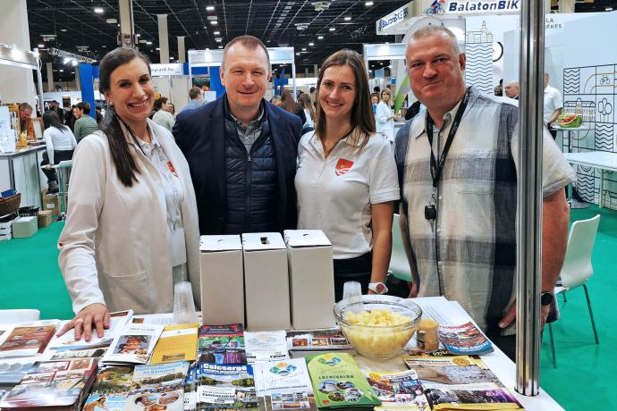 A gyomaendrődi Tourinform iroda munkatársai, Szújó Zoltán és a Csicsergő Vízitúra Megállóhely vezetője, Utazás+ kiállítás - Hungexpo 2024