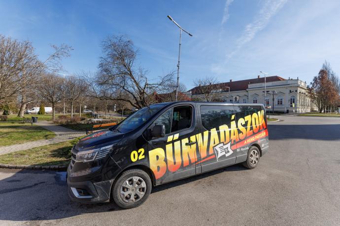 A Bűnvadászok ikonikus járműve Gyomaendrőd főterén